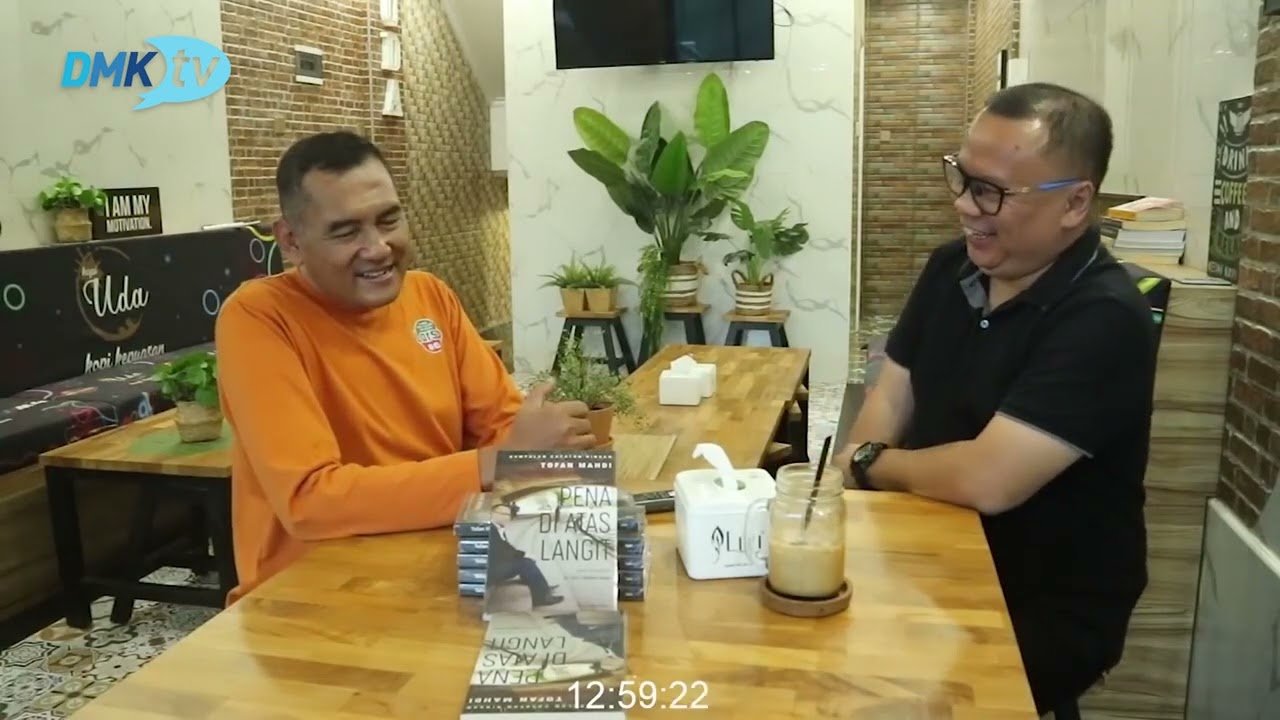 Podcast Berbagi Pengalaman Keliling Dunia Lewat Buku “Pena di atas Langit”