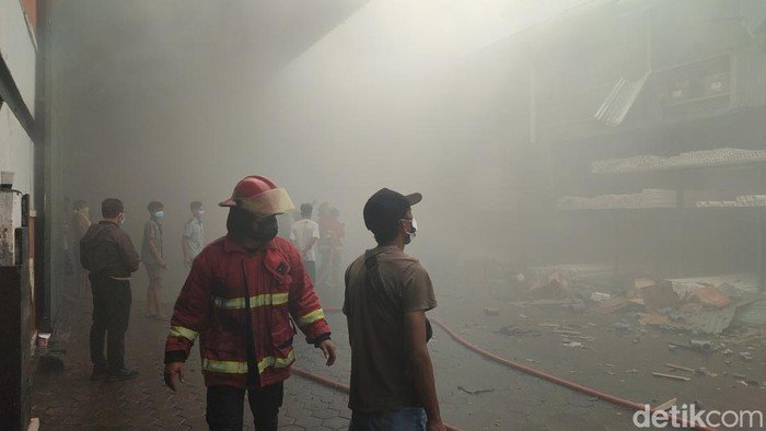 kebakaran-gudang-lpg-dan-pipa-paralon-di-jalan-cargo-taman-kota-denpasar-bali-minggu-962024-sekitar-pukul-0600-wita-ahmad-firi_169