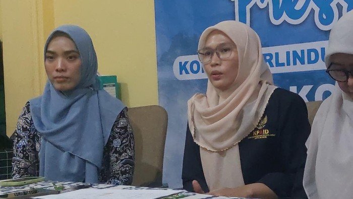 kepala-uptd-ppa-dina-noviani-kiri-dan-ketua-kpaid-kota-bogor-dede-siti-amanah-kanan-merilis-kasus-kekerasan-perempuan-dan-anak_169