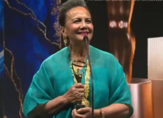 Christine Hakim Terima Penghargaan dari Ajang Award Malaysia
