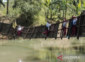 Pelajar Lengkong Bertaruh Nyawa untuk Sampai ke Sekolah