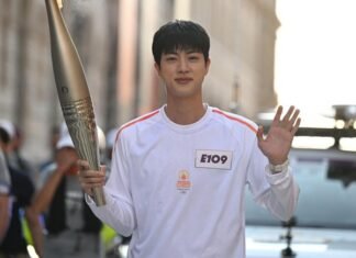 Jin BTS Disambut Ribuan Penggemar Saat Bawa Obor Olimpiade Paris 2024