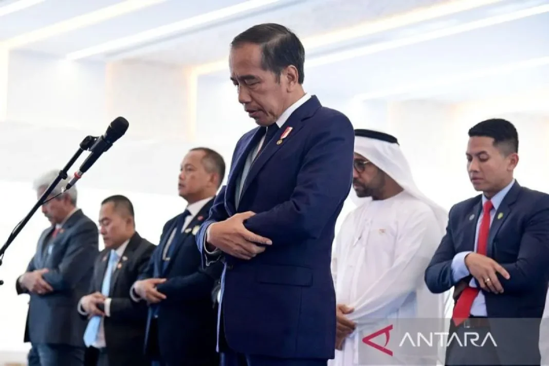joko-widodo sholat di masjid jokowi