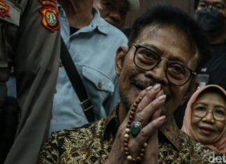 Sambil Pegang Tasbih, SYL Dengar Jaksa Menuntut Hukuman 12 Tahun Penjara