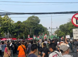 Buruh dan Mahasiswa Gelar Aksi Massa Di Depan Gedung KPU RI