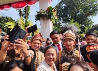 Wapres Terpilih Gibran Sapa dan Berswafoto dengan Tamu Undangan