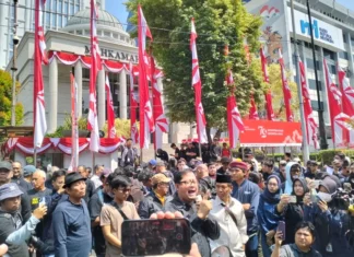 Massa Demo di MK, Teriakkan Slogan “Selamatkan Demokrasi, Selamatkan Konstitusi”