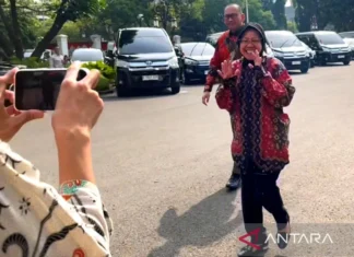 Risma Pamit Presiden Jokowi di Istana Negara