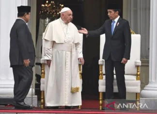 Presiden Jokowi Memperkenalkan Presiden Terpilih Prabowo Kepada Paus Fransiskus