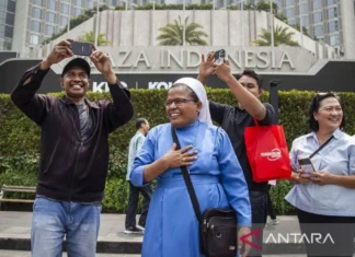 Warga Antusias Sambut Paus Fransiskus Di Depan Kedutaan Besar Vatikan