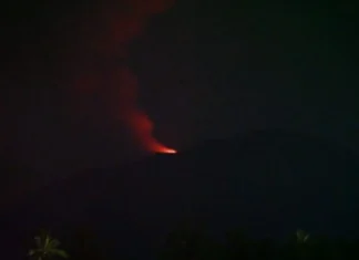 Gunung Ibu Halmahera Keluarkan Kolom Abu Setinggi 800 Meter Di Puncak Gunung Apinya