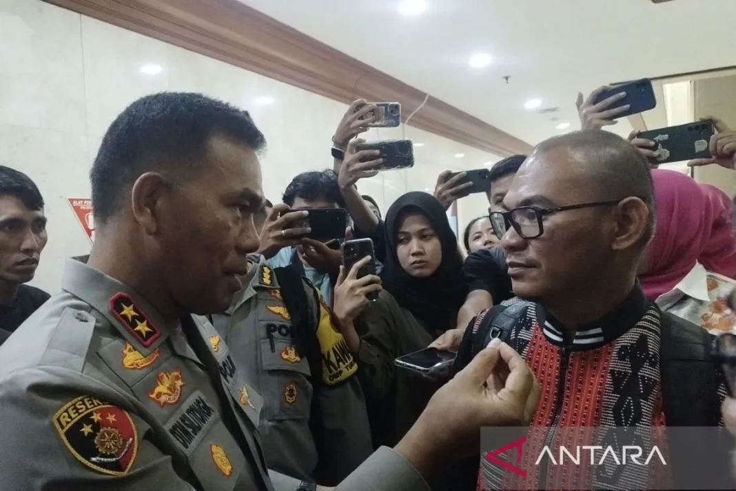 Kapolda NTT Irjen Pol Daniel Tahi Monang Silitonga berbincang dengan Ipda Rudy Soik di komplek Parlemen