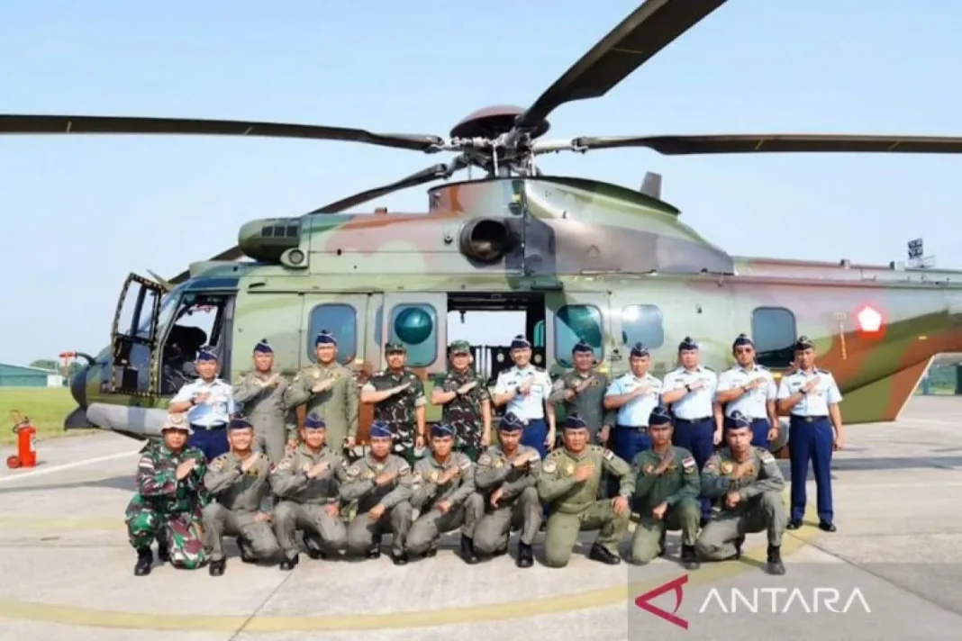 Personel TNI AU dan Helikopter Caracal yang dikirim untuk misi kemanusiaan di Filipina, Senin