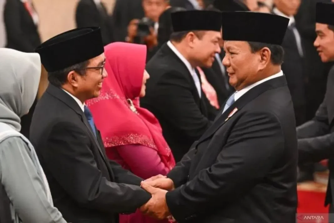 Prabowo saat lantik Kepala BP Danantara Muliaman Darmansyah Hadad