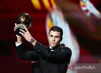 Gelandang Manchester City Rodri Terima Ballon d’Or 2024