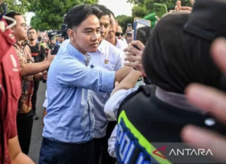 Wapres Gibran Sapa Warga Sebelum Tinggalkan Akmil Magelang
