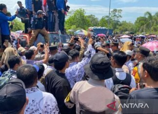 Ribuan Guru Demo Dukung Supriani Saat Jalani Sidang Di PN Andoolo