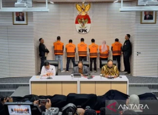 KPK Sematkan Rompi Jingga Terhadap Enam Orang Terjaring OTT di Pemprov Kalsel