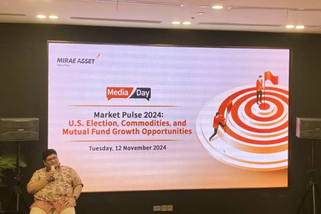 Analis Mirae Asset Sekuritas Indonesia Rizkia Darmawan memberikan pemaparan dalam media briefing, di Jakarta, Selasa