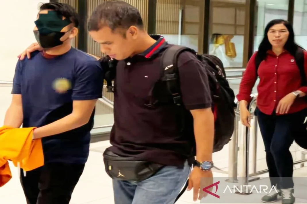 Anggota Subdit II Ditresnarkoba Polda Kalsel saat menggiring tersangka AM