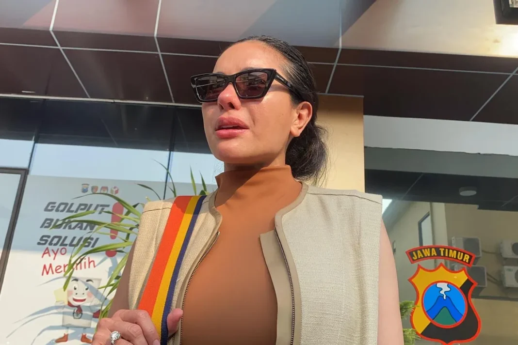 Artis Nikita Mirzani usai diperiksa di Mapolda Jatim, Rabu