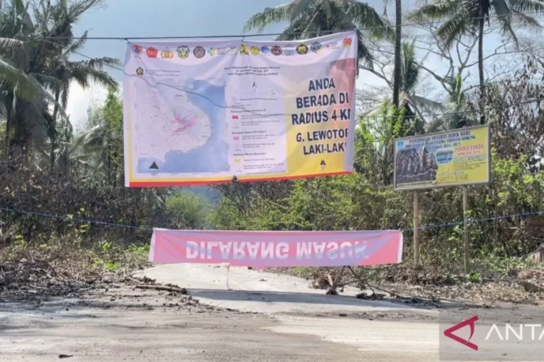 Baliho larangan masuk yang terpasang di pintu masuk Desa Klatanlo, Kecamatan Wulanggitang, Kabupaten Flores Timur, Nusa Tenggara Timur