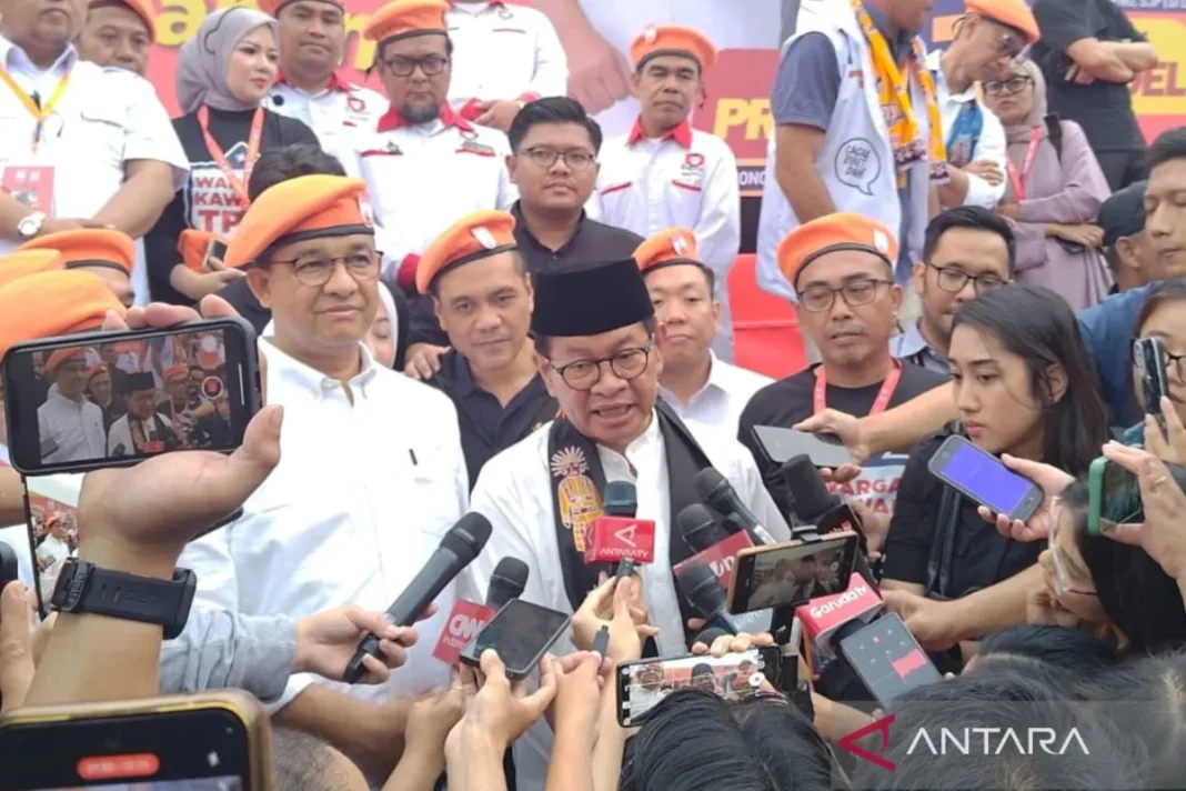 Calon gubernur DKI Jakarta Pramono Anung memberikan keterangan kepada wartawan dalam apel siaga dan rapat akbar Warga Kawal TPS di Lapangan Blok S, Jakarta Selatan, Kamis