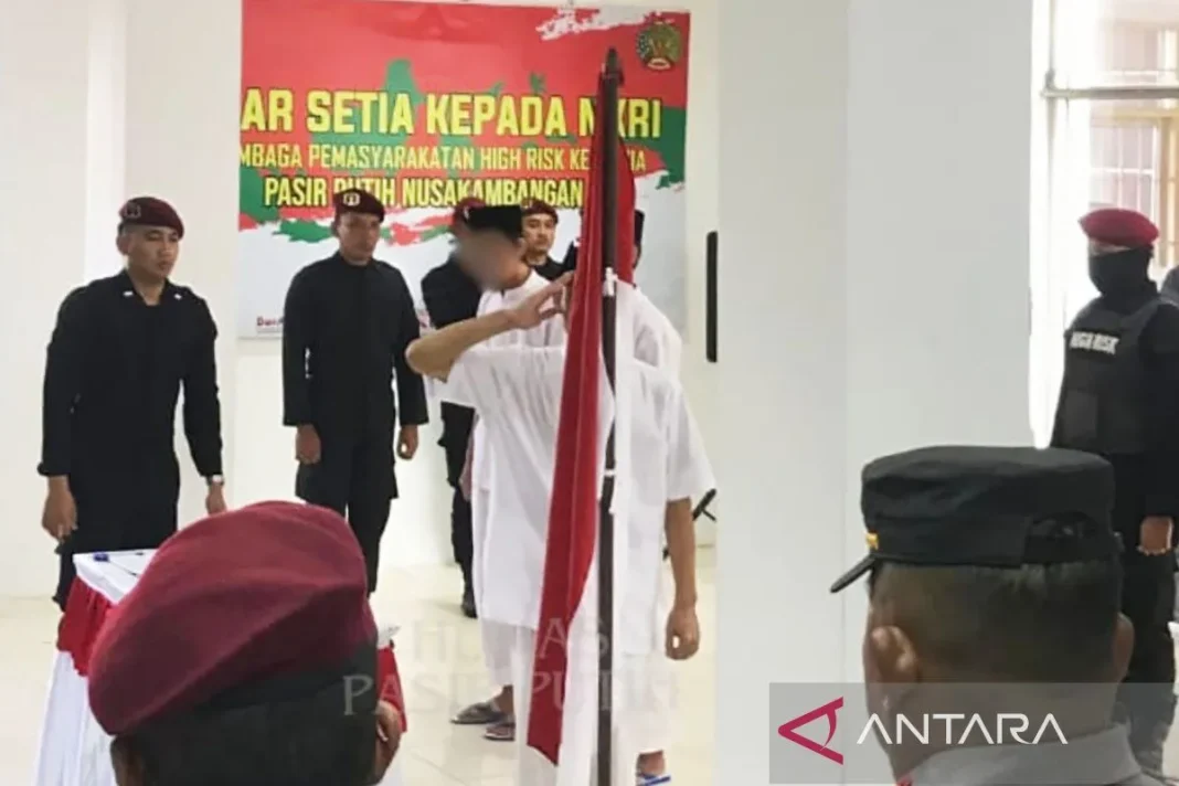 Empat narapidana terorisme menyatalan ikrar setia pada NKRI di Lapas Pasir Putih Nusakambangan, Cilacap, Selasa