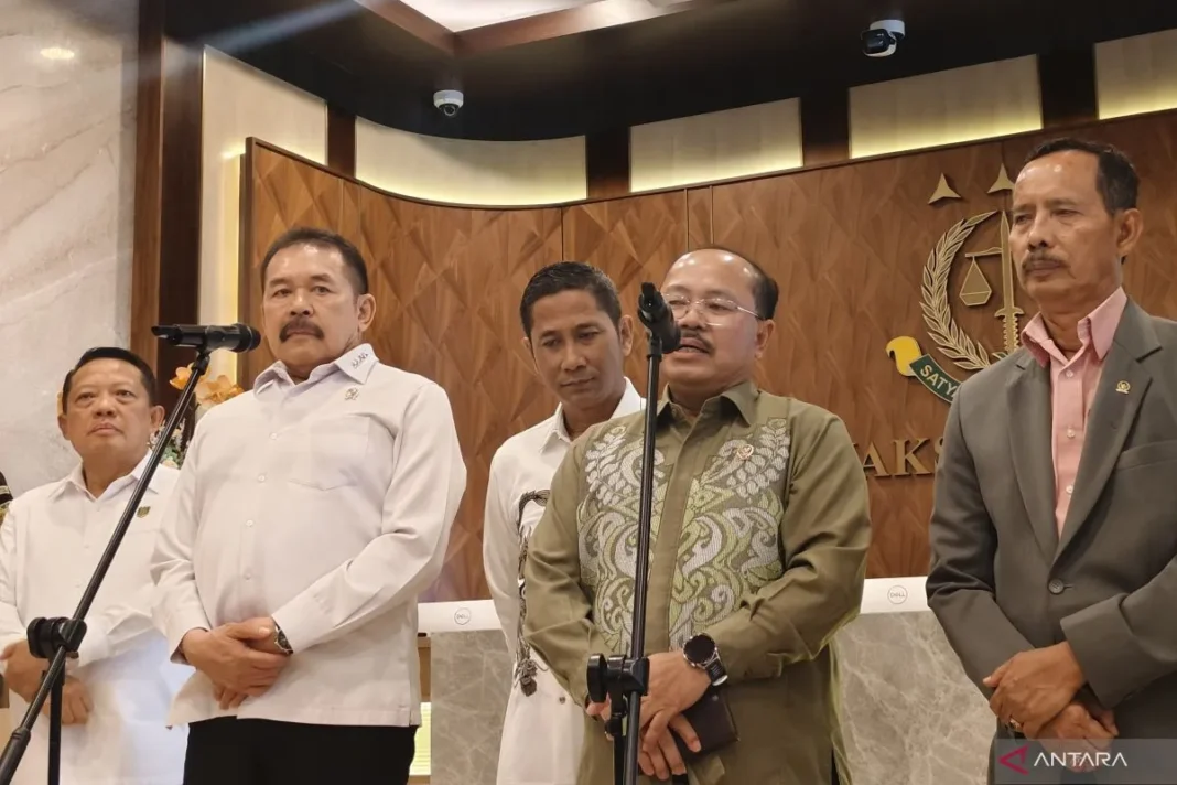 Jaksa Agung ST Burhanuddin dan Ketua Komisi Yudisial Amzulian Rifai berbicara di hadapan awak media usai melaksanakan rapat koordinasi di Gedung Utama Kejaksaan Agung, Jakarta, Selasa