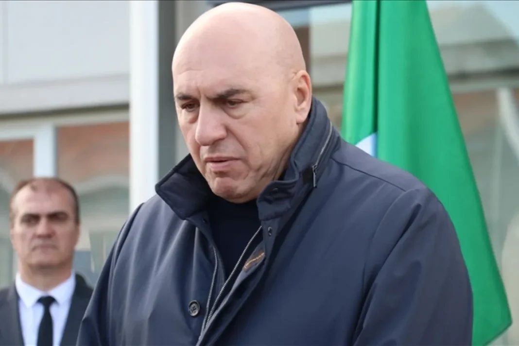 Kendati menyampaikan keberatan terhadap surat perintah penangkapan yang dikeluarkan oleh Pengadilan Kriminal Internasional