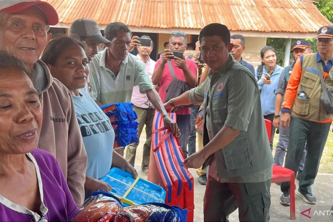 Kepala BNPB Suharyanto serahkan bantuan