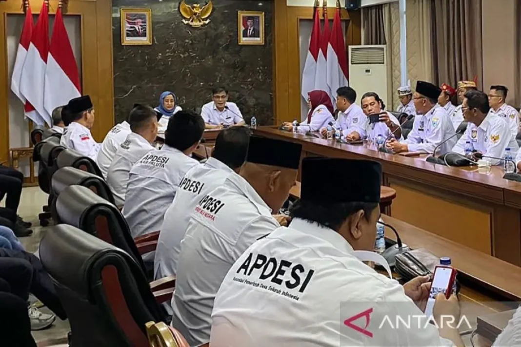 Kepala Badan Percepatan Pengentasan Kemiskinan Budiman Sudjatmiko saat menerima audiensi para delegasi Asosiasi Pemerintah Desa Seluruh Indonesia