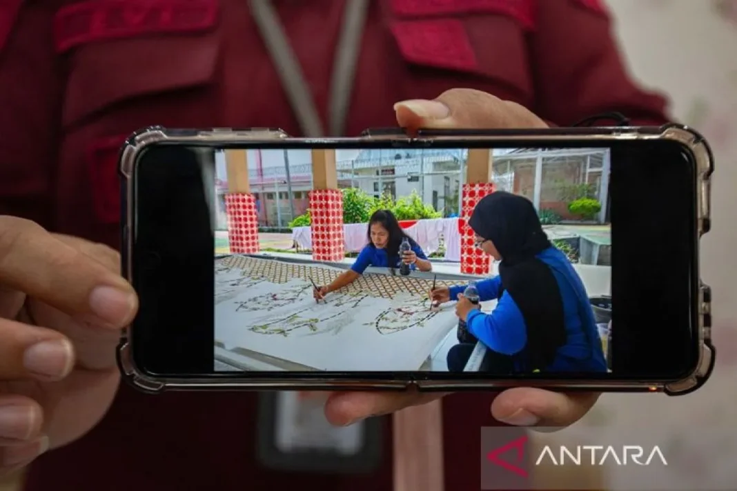 Kepala Lapas Perempuan II B Yogyakarta Evi Loliancy menunjukan foto kondisi terkini warga negara Filipina terpidana mati kasus narkotika Mary Jane Veloso