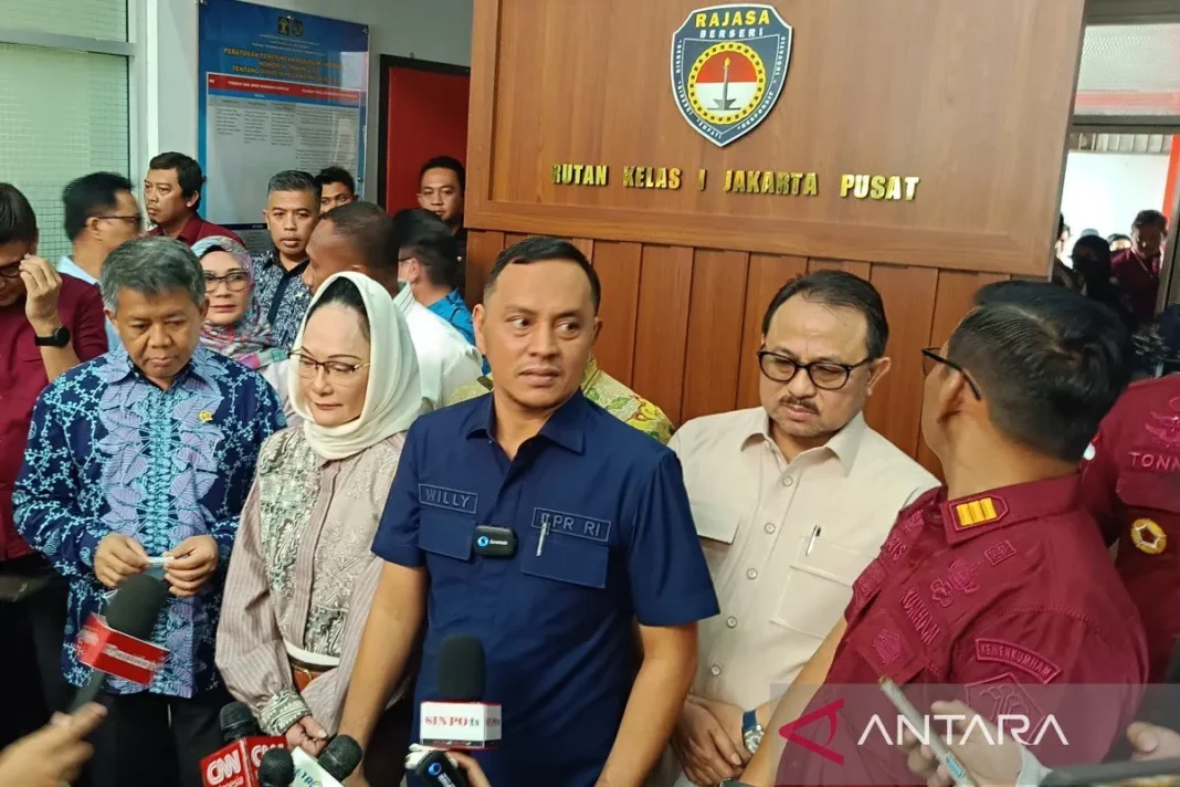 Ketua Komisi XIII DPR Willy Aditya menjawab pertanyaan wartawan usai sidak di Rutan Kelas I Salemba, Jakarta, Kamis