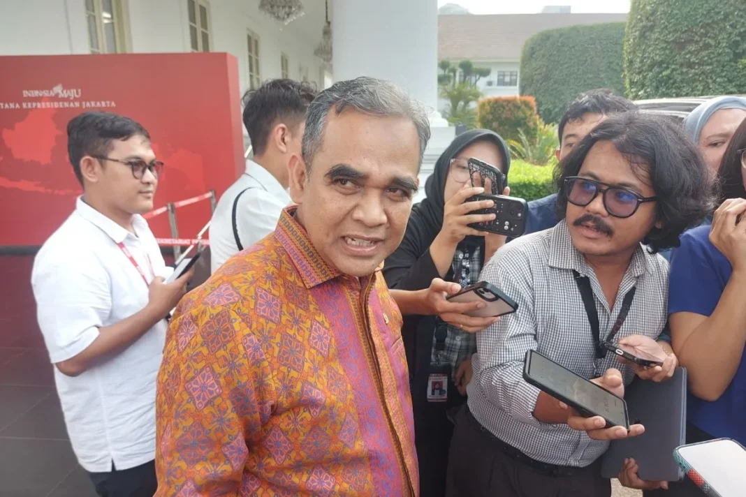 Ketua MPR sekaligus Sekjen Partai Gerindra Ahmad Muzani saat menyampaikan keterangan di kompleks Istana Kepresidenan, Jakarta, Senin