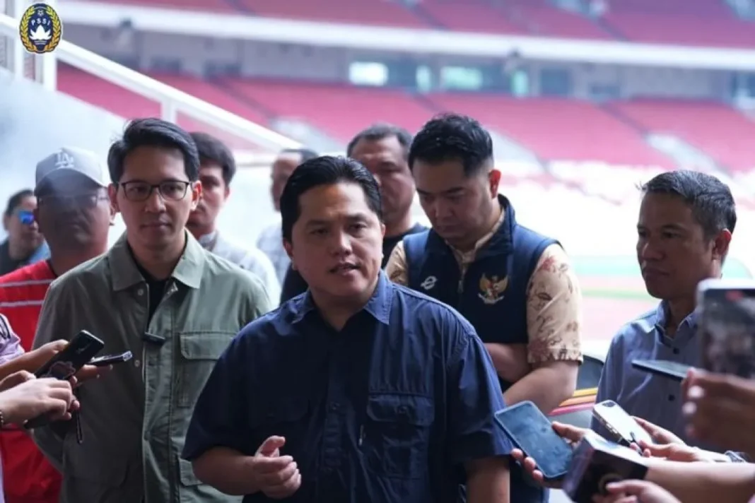 Ketua Umum PSSI Erick Thohir memberikan keterangan kepada awak media usai memantau rumput lapangan Stadion Utama Gelora Bung Karno (SUGBK) di Senayan, Jakarta, Jumat