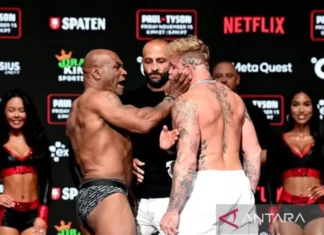Mike Tyson Tampar Wajah Jake Paul Saat Sesi Penimbangan