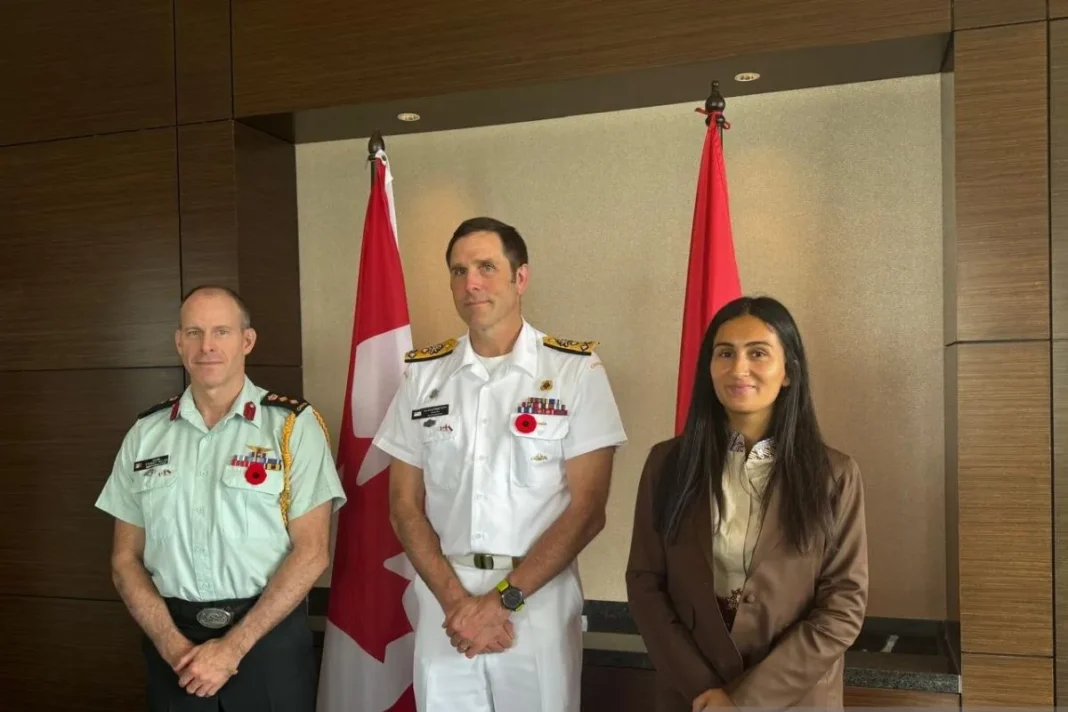 Panglima Angkatan Laut Kanada Laksamana Muda Angus Tophsee (tengah) dan Atase Pertahanan Kanada untuk Indonesia Kolonel Stewart Taylor (kiri) dalam jumpa pers di Jakarta, Jumat