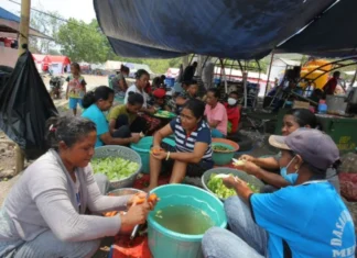 Petugas Siapkan Ribuan Porsi Makanan Untuk Penyintas Erupsi Lewotobi