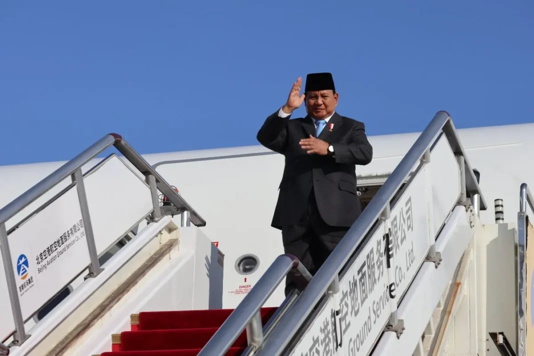 Presiden Prabowo Subianto berdiri di tanggal pesawat untuk berangkat ke Amerika Serikat dari Bandara Internasional Capital, Beijing, China pada Minggu