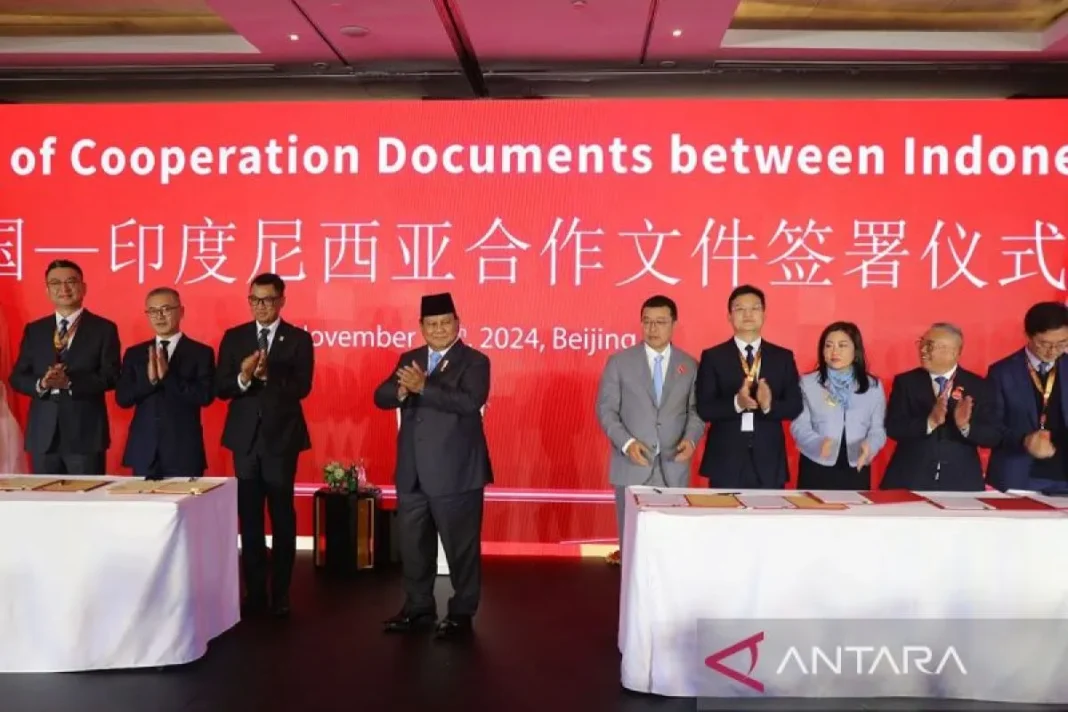 Presiden Prabowo Subianto (keempat kiri) menyaksikan penandatanganan nota kesepahaman antara perusahaan Indonesia dan China dengan nilai mencapai 10,07 miliar dolar AS