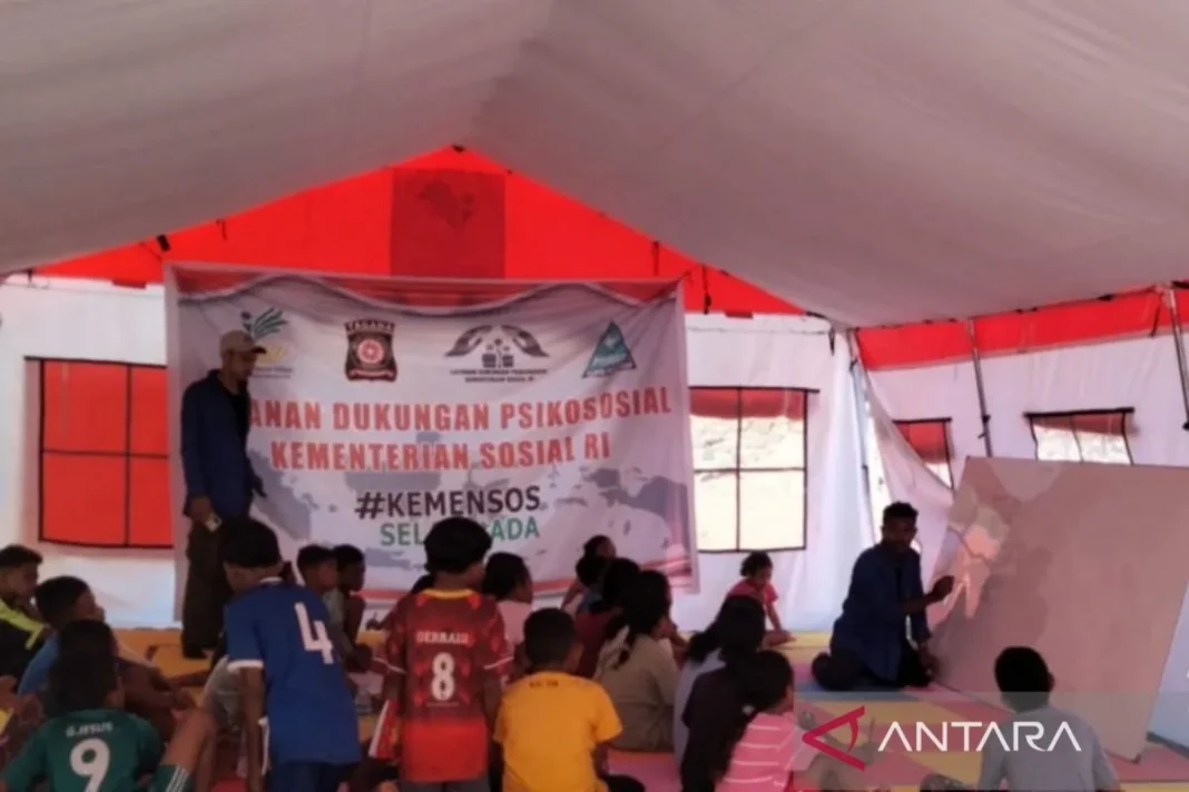 Sejumlah anak korban erupsi Gunung Lewotobi Laki-Laki melakukan aktivitas belajar di tenda sekolah darurat yang didirikan oleh Kementerian Sosial di Desa Konga, Titahena, Flores Timur, Kamis