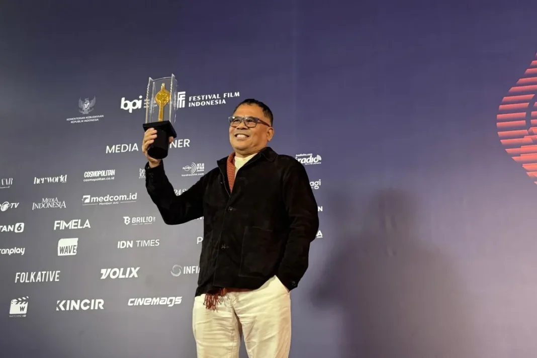 Sineas Garin Nugroho berpose setelah menerima Piala Citra untuk sutradara terbaik pada Malam Anugerah Piala Citra FFI 2024