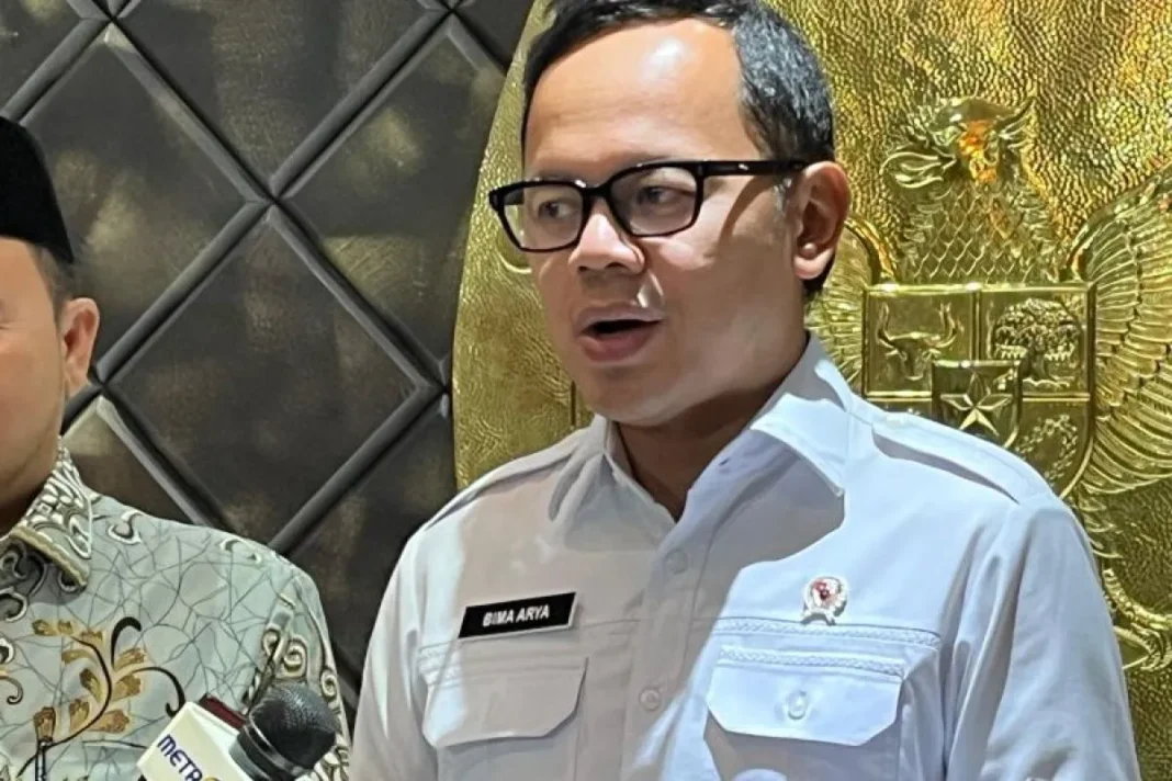 Wakil Menteri Dalam Negeri Bima Arya Sugiarto saat memberikan keterangan kepada awak media di Kantor KPU RI, Jakarta, Rabu