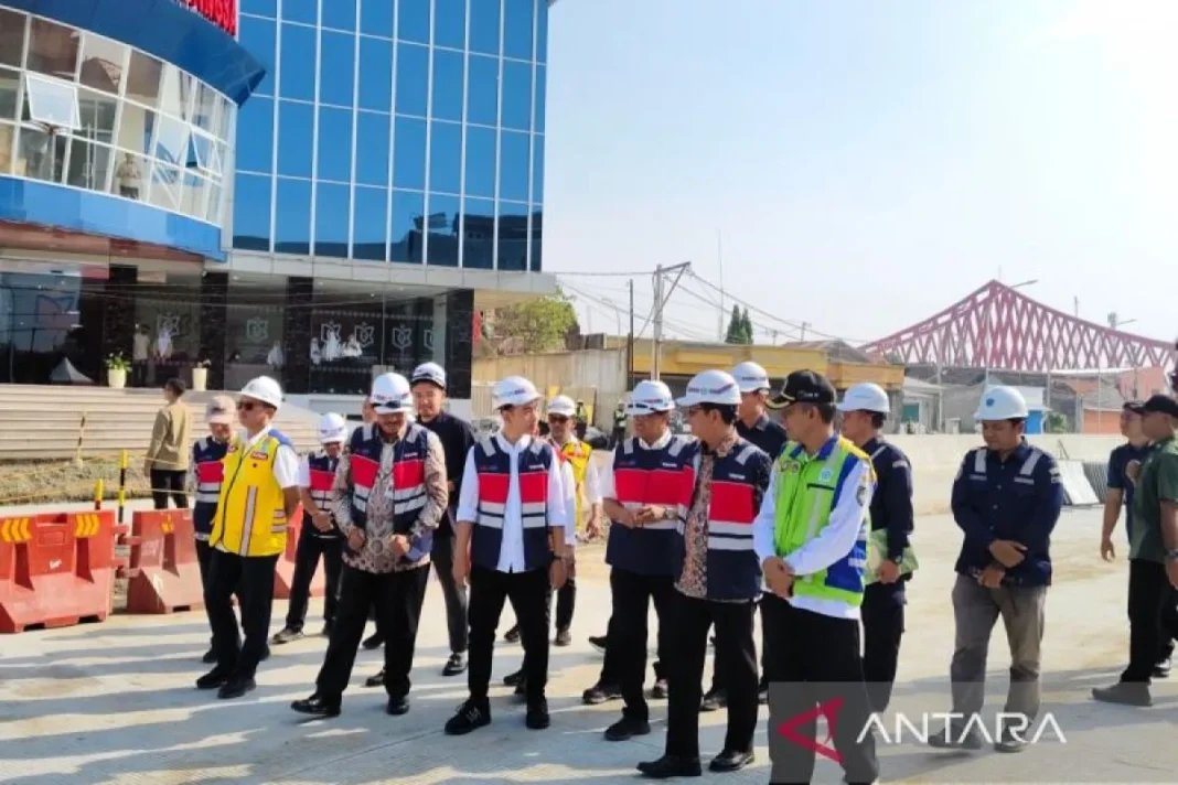 Wakil Presiden Gibran Rakabuming Raka meninjau proyek penataan Simpang Joglo Solo, Jawa Tengah, Sabtu
