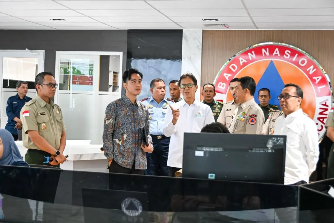 Wakil Presiden Gibran Rakabuming Raka saat menghadiri rapat koordinasi bencana erupsi Gunung Lewotobi