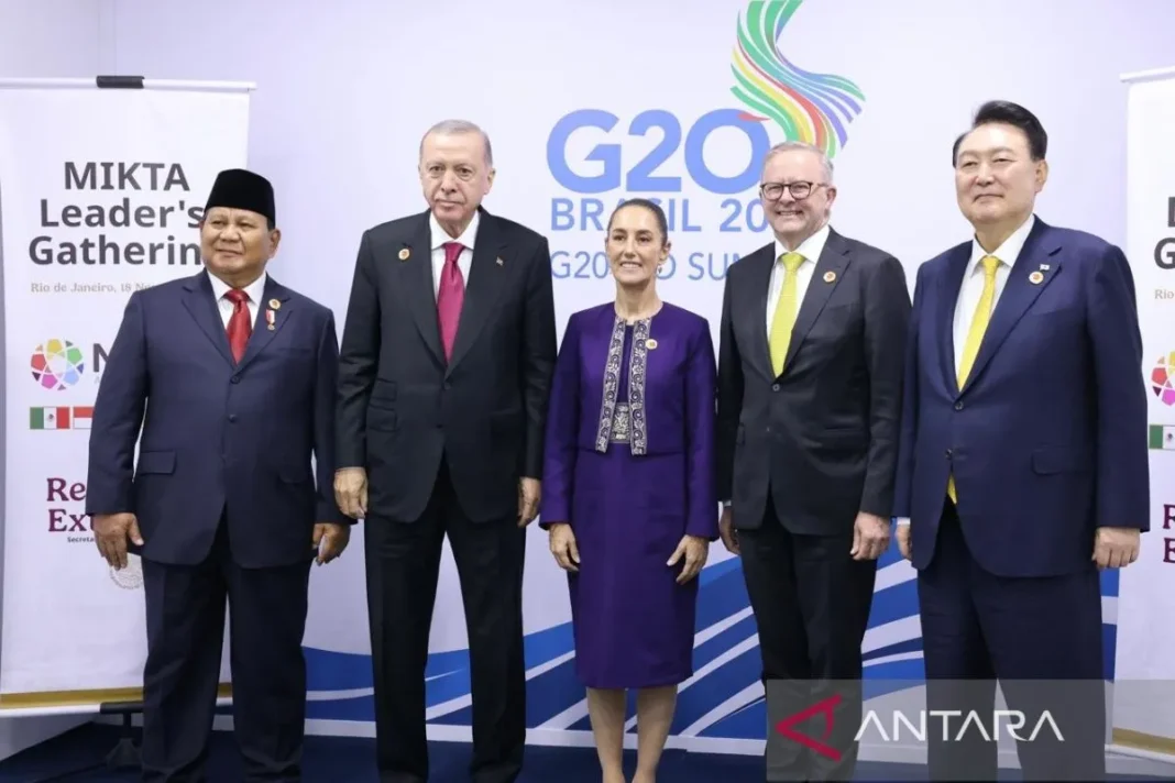 a Presiden Prabowo Subianto bersama para pemimpin MIKTA lainnya di sela KTT G20 di Brasil, Senin