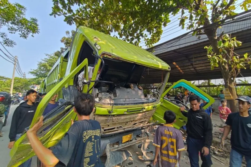 truk PIK 2 dirusak dan dijarah warga