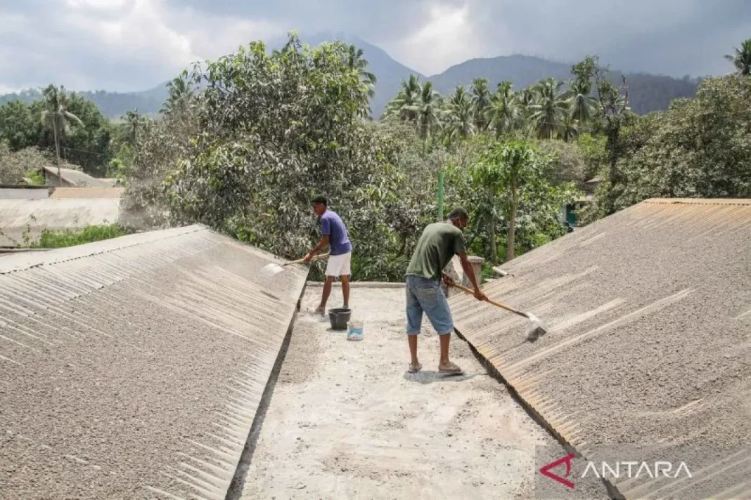 Badan Geologi turunkan status Gunung Lewotobi jadi level siaga