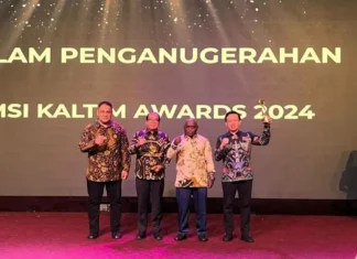 Menteri HAM Terima Penghargaan Sebagai Tokoh Nasional Demokratis Berintegritas